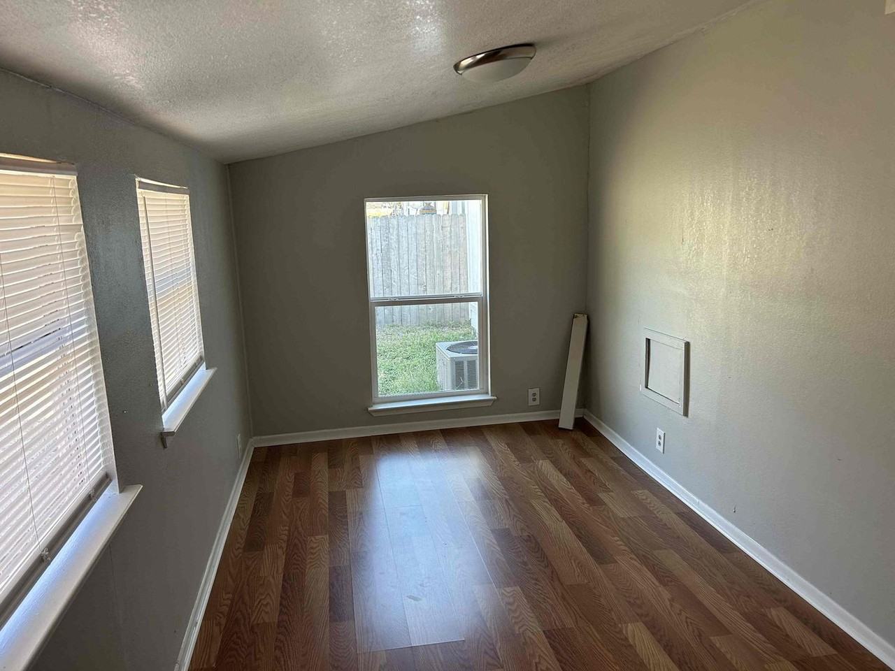 408 1/2 W Avenue F - Photo 7 of 11