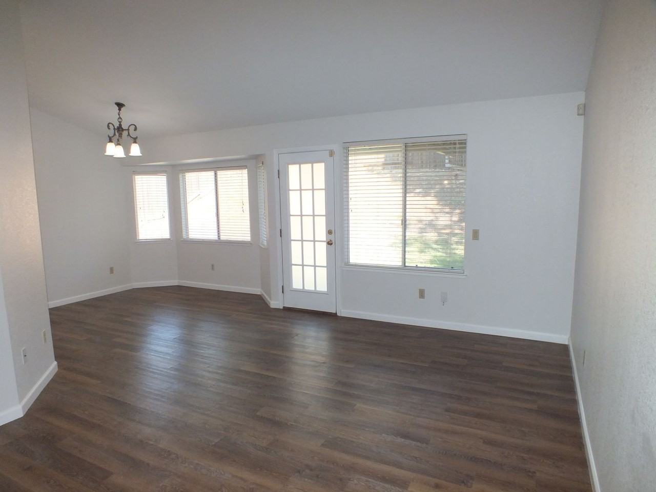 802 Willow Creek Dr - Photo 3 of 16