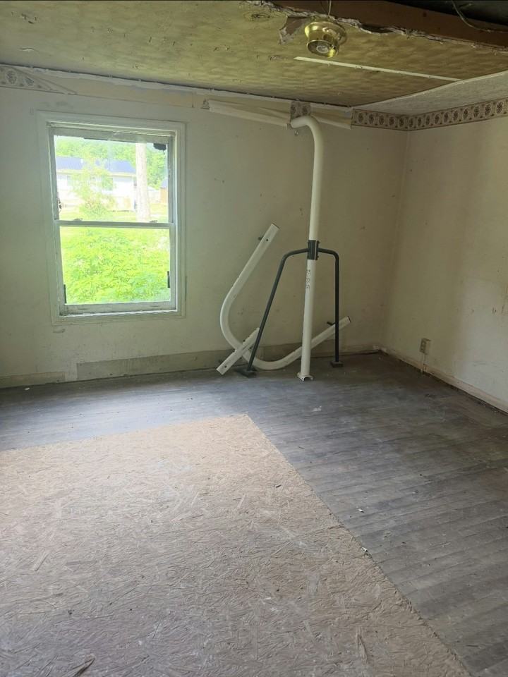 1621 Dawson Avenue West - Photo 6 of 10