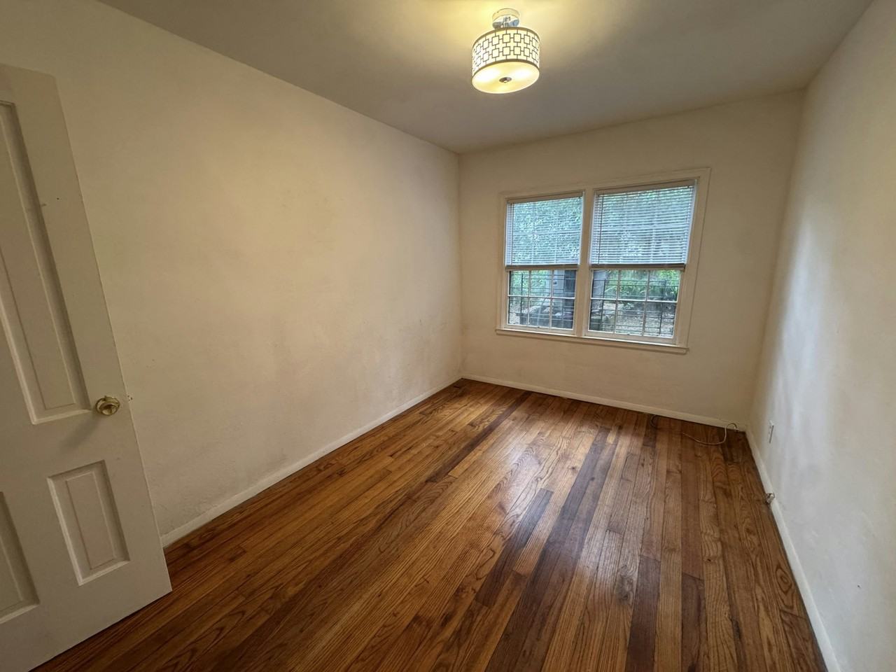 1128 East 53rd Street - Photo 2 of 7