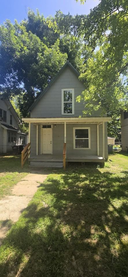 518 N B St - Photo 2 of 12