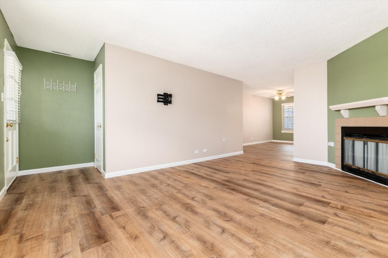 7105 S GAYLORD ST - Photo 5 of 29