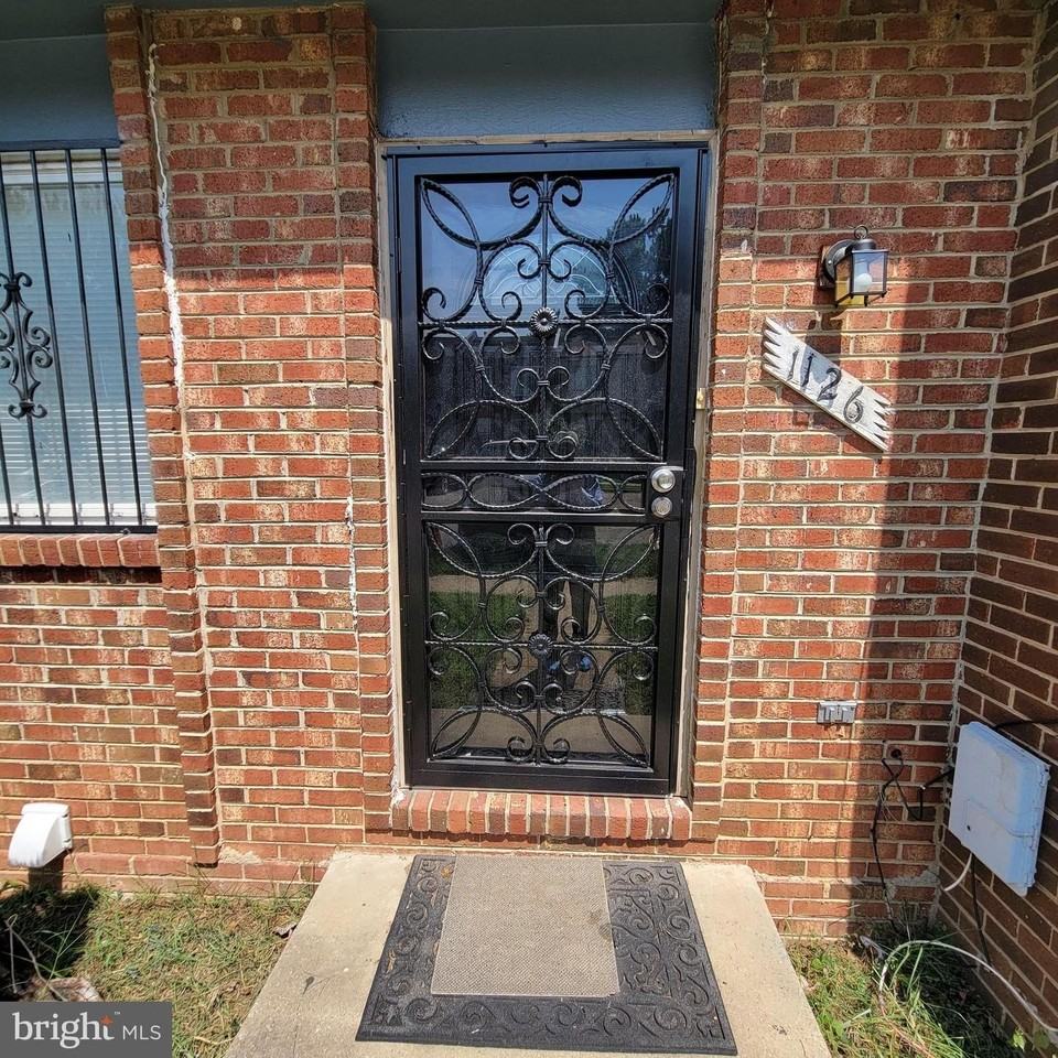 1126 Barnaby Ter Se - Photo 2 of 28