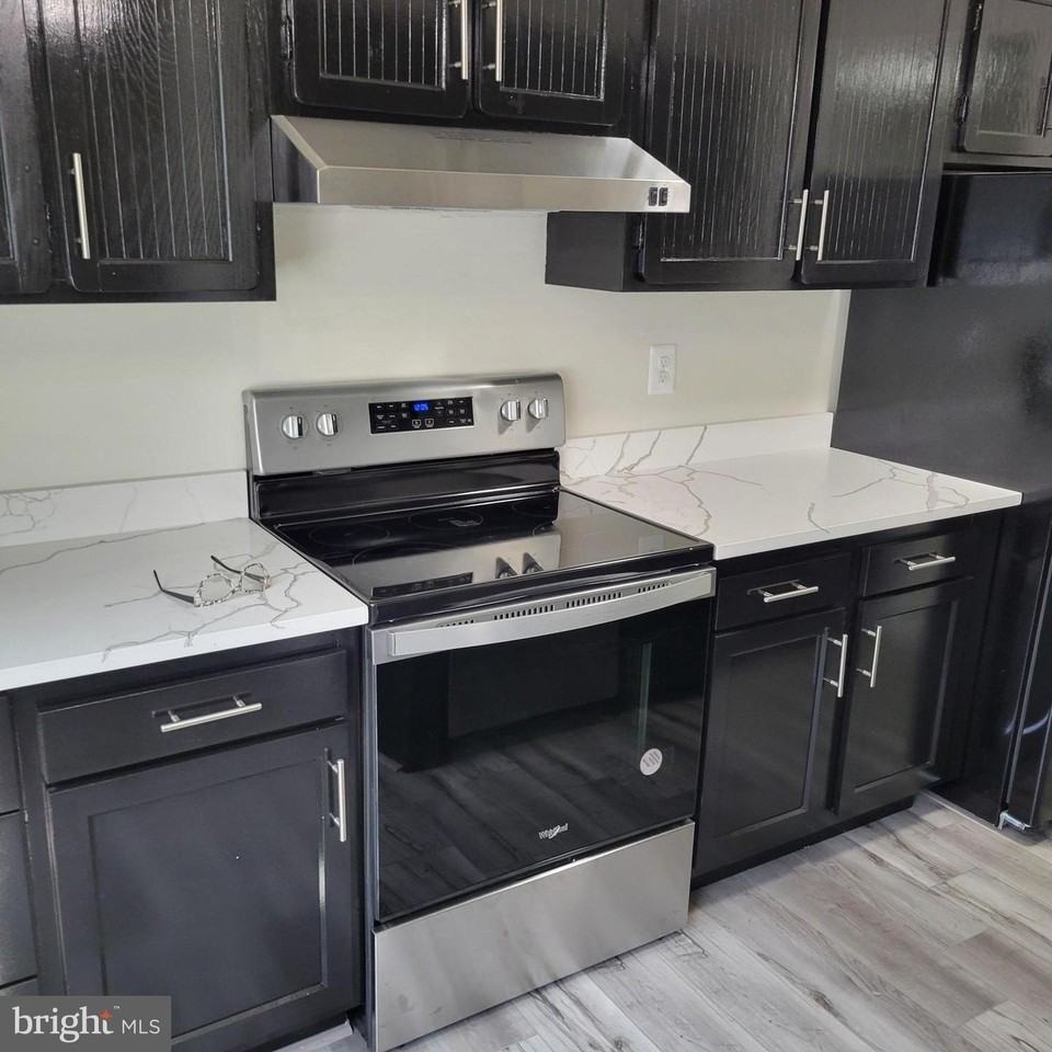 1126 Barnaby Ter Se - Photo 6 of 28