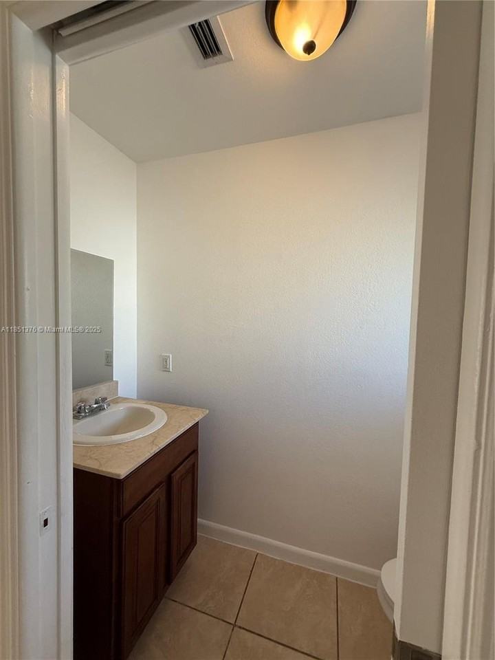 1540 Nw 45th St #1-4 - Photo 4 of 36