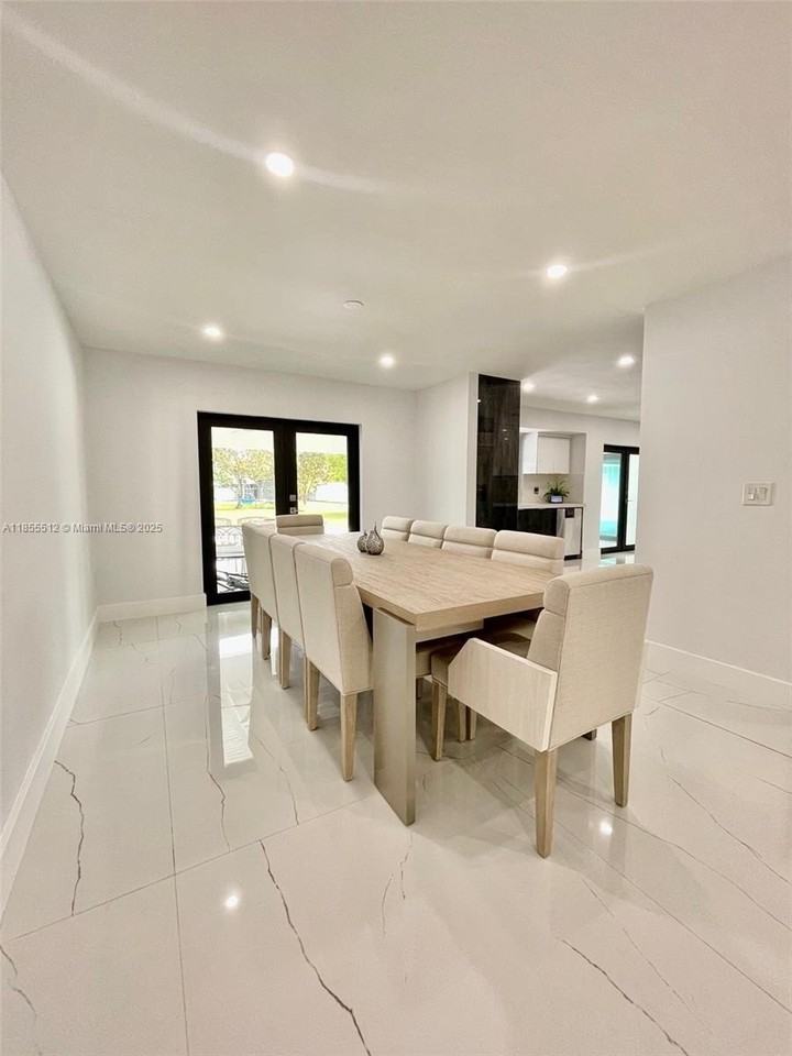 2721 Southwest 130th Avenue - Photo 5 of 47