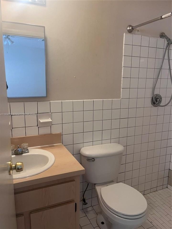 2731 Nw 13th Pl #2731 - Photo 6 of 8