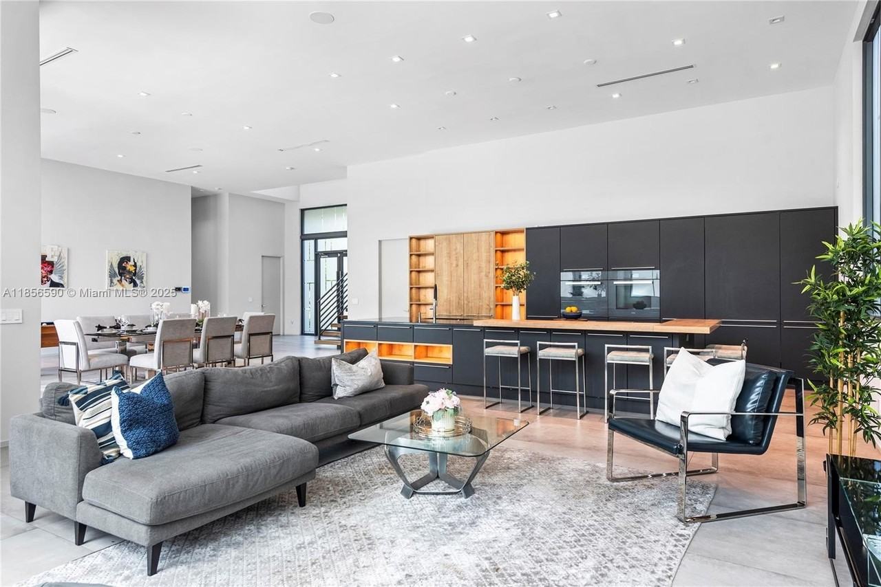 2700 Ne 18th St - Photo 7 of 50