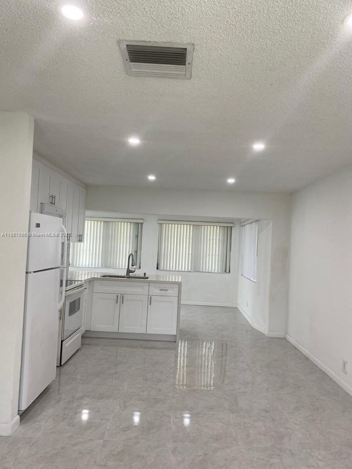 4903 Nw 42nd Ave - Photo 4 of 5