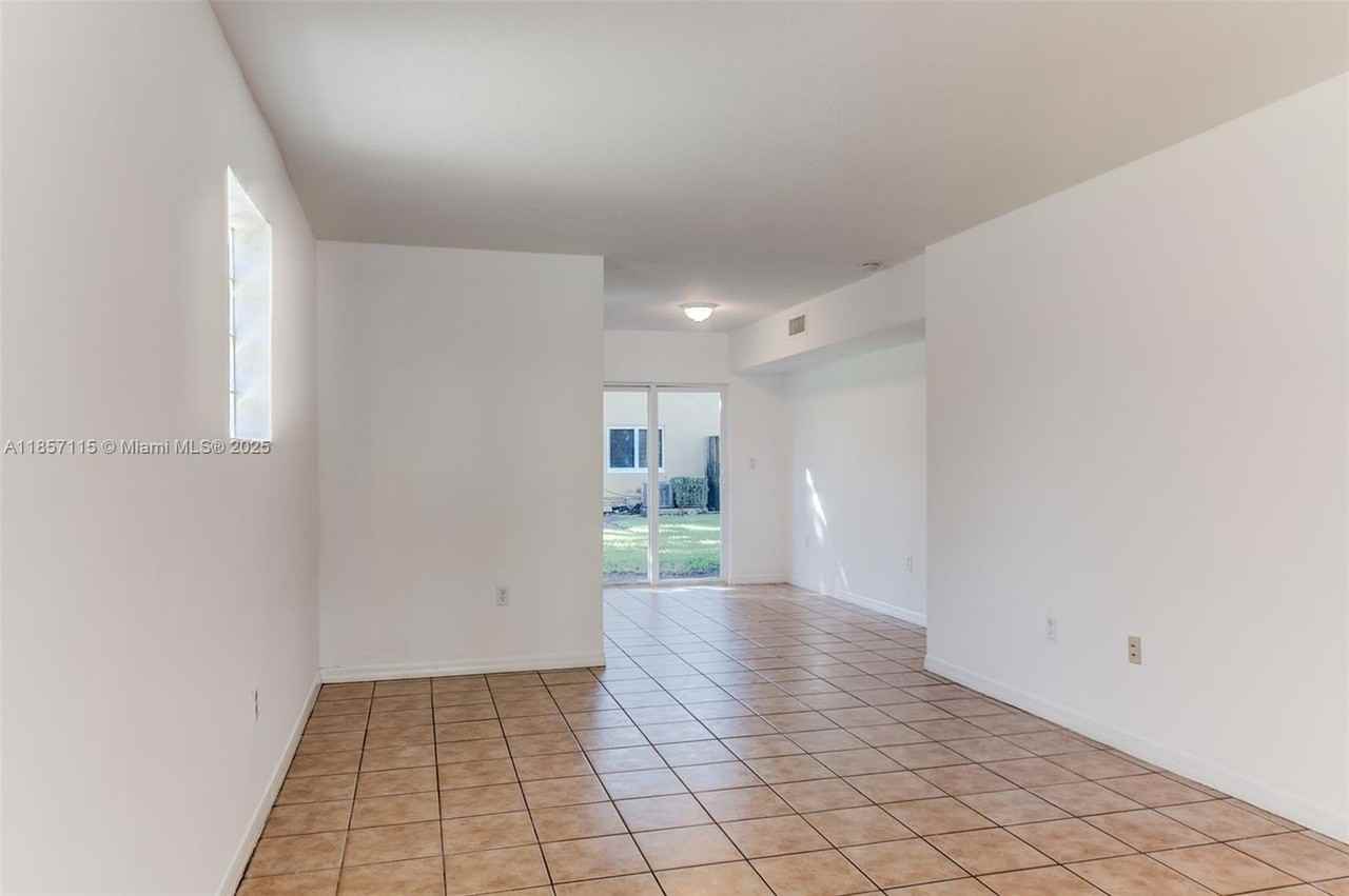 970 Northeast 34th Avenue #101 - Photo 5 of 30