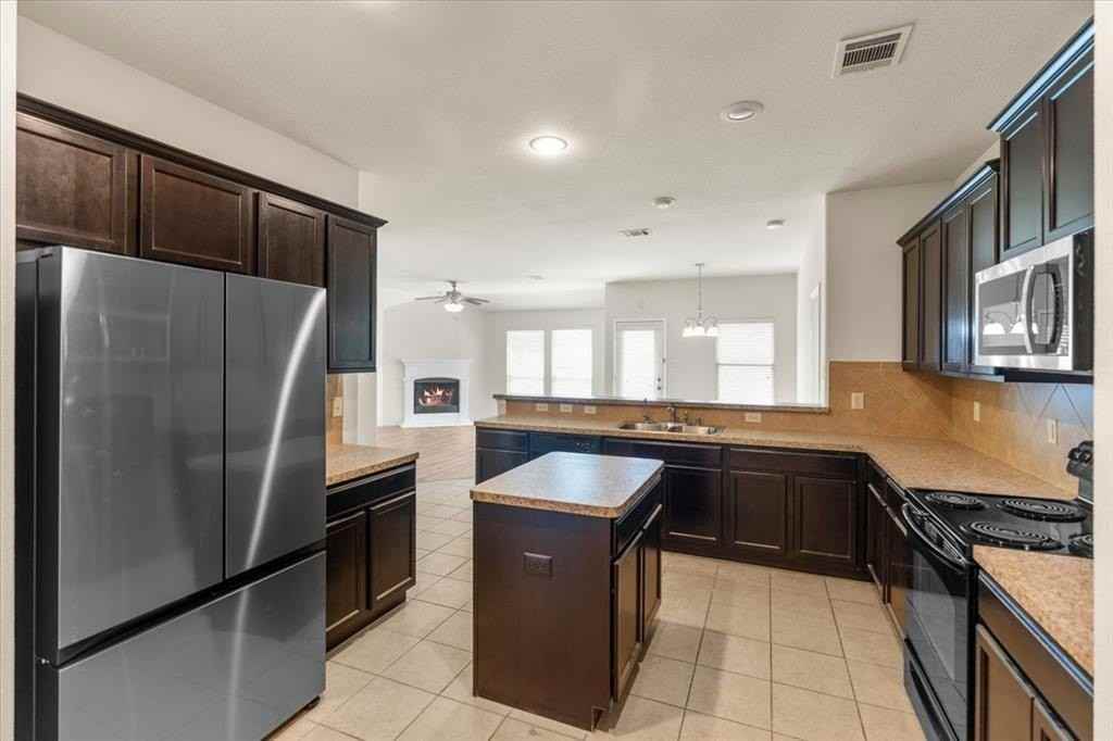 1729 Park Trails Blvd - Photo 4 of 40