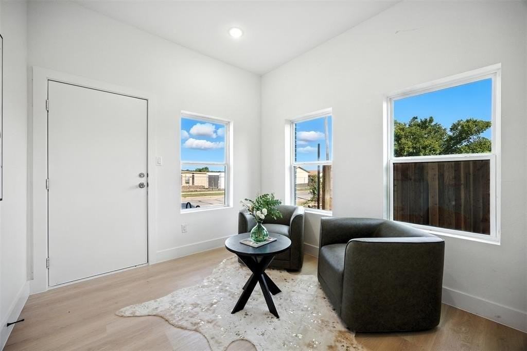 312 N Lancaster Ave #103 - Photo 3 of 28