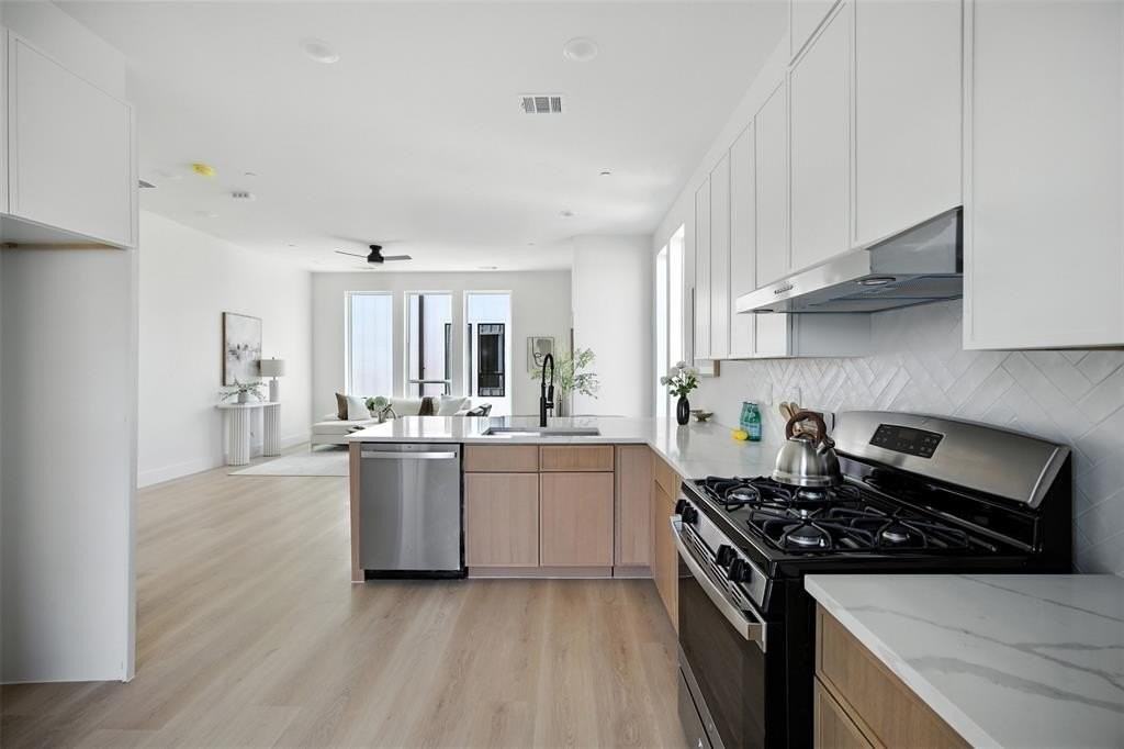 312 N Lancaster Ave #103 - Photo 7 of 28