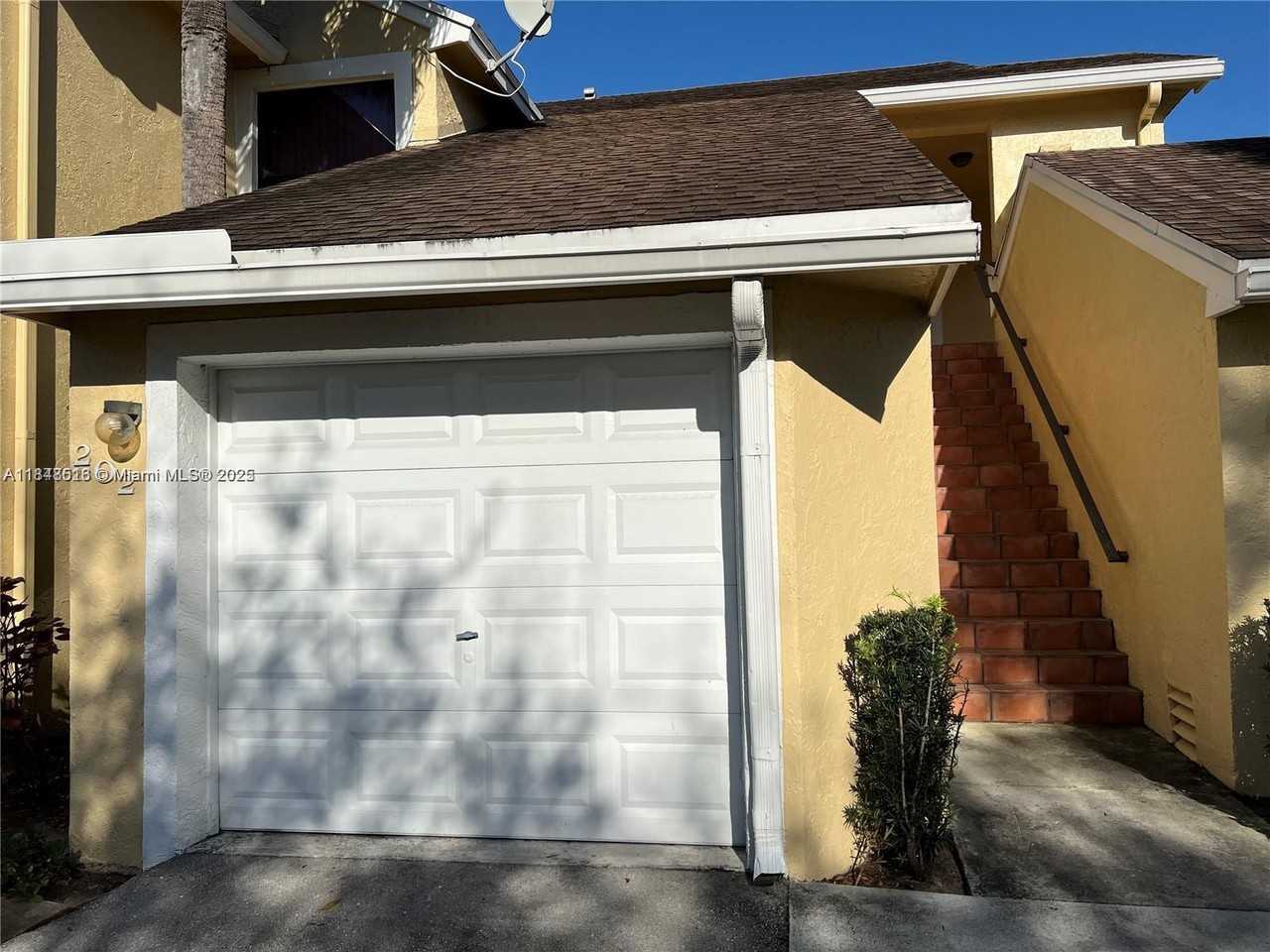 151 Sw 95th Ter ##202 - Photo 4 of 23