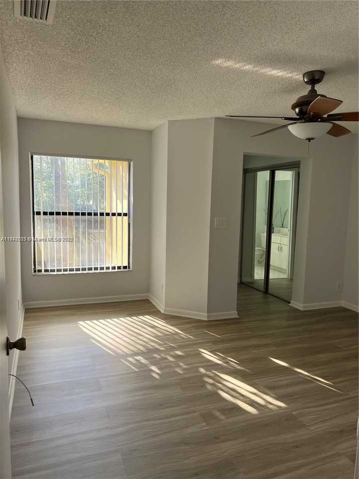 151 Sw 95th Ter ##202 - Photo 5 of 23