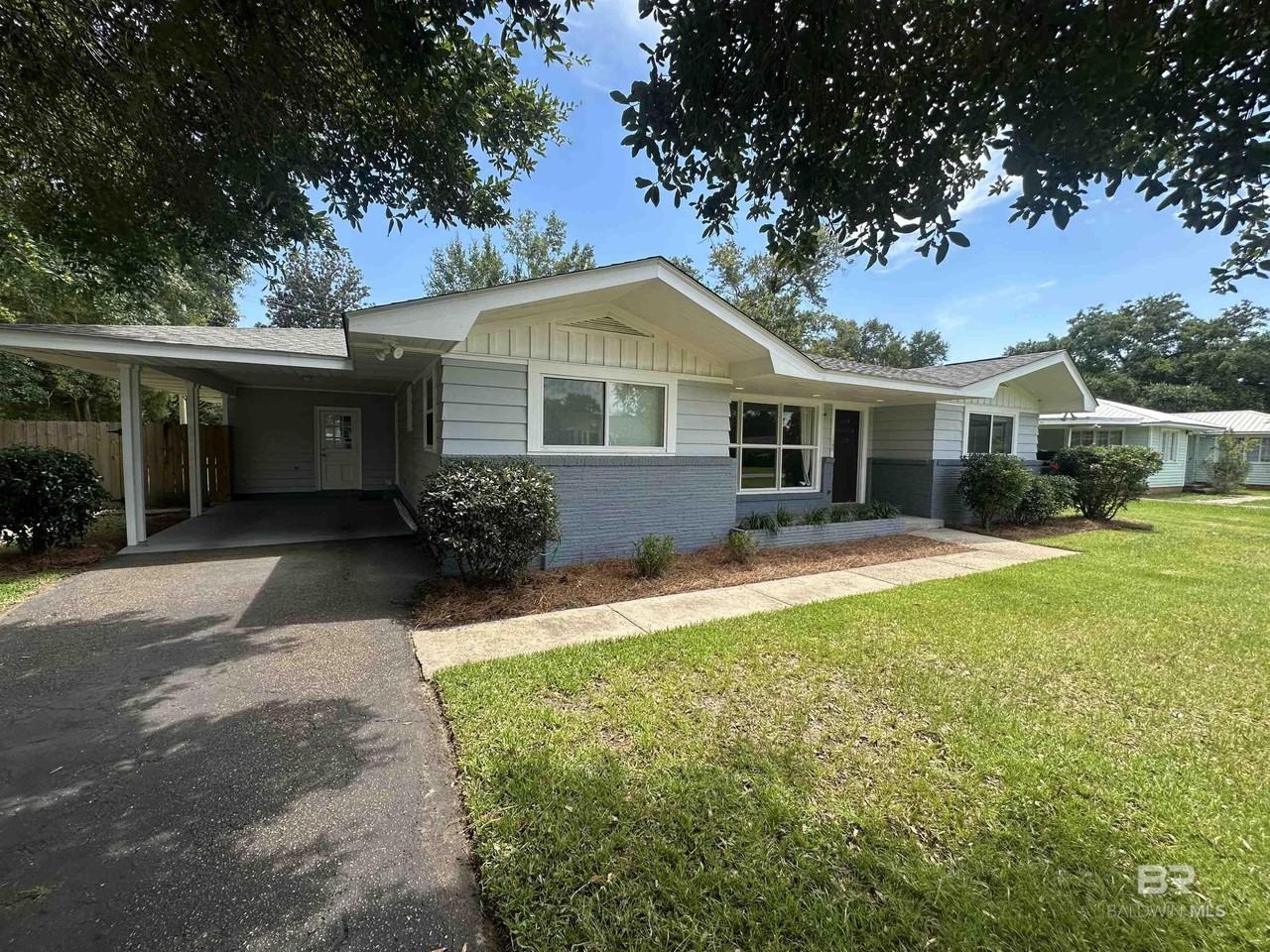 311 West Marigold Avenue - Photo 2 of 17