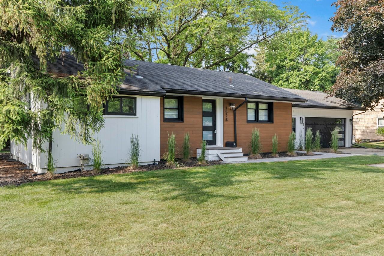 1528 E Maple Rd - Photo 4 of 43