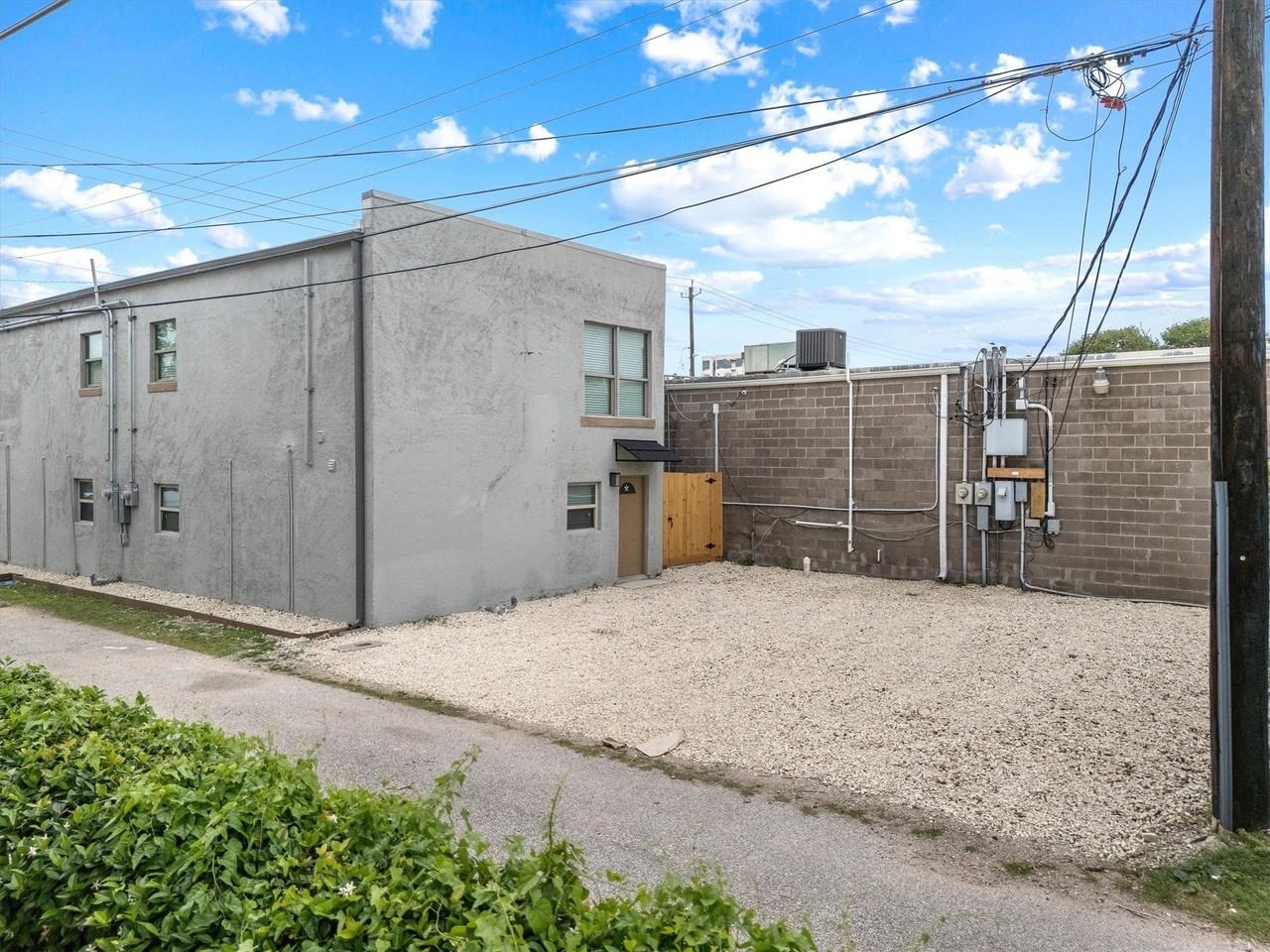 1010 27th St - Photo 2 of 34