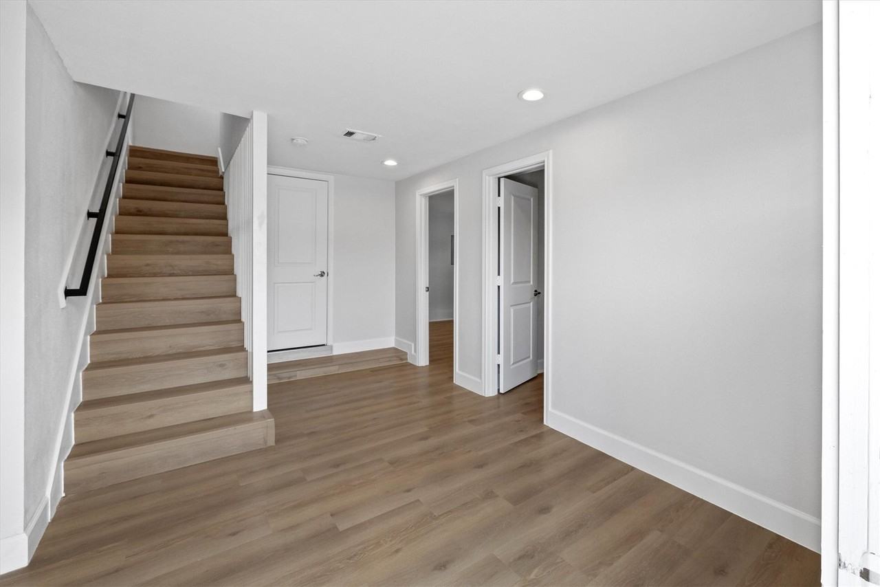 1010 27th St - Photo 4 of 34