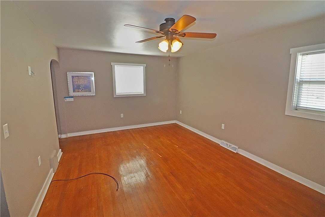 107 Penn St - Photo 5 of 11