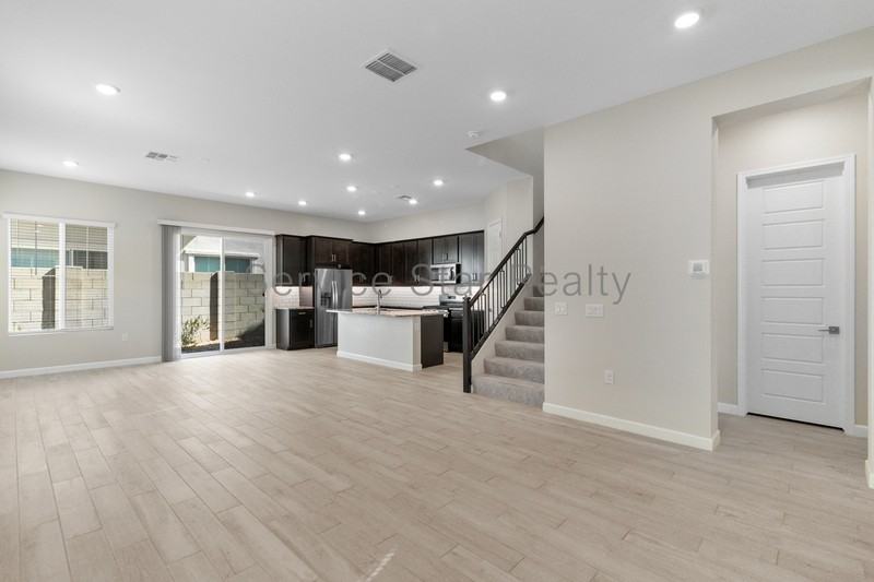 5062 E Hartford Ave - Photo 5 of 26