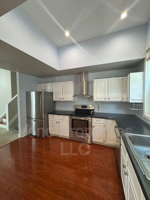 21 Skylark Dr - Photo 3 of 23