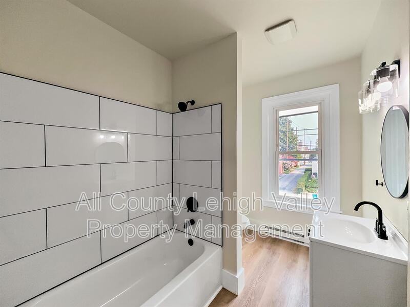 122 E Goepp St #3 - Photo 4 of 6