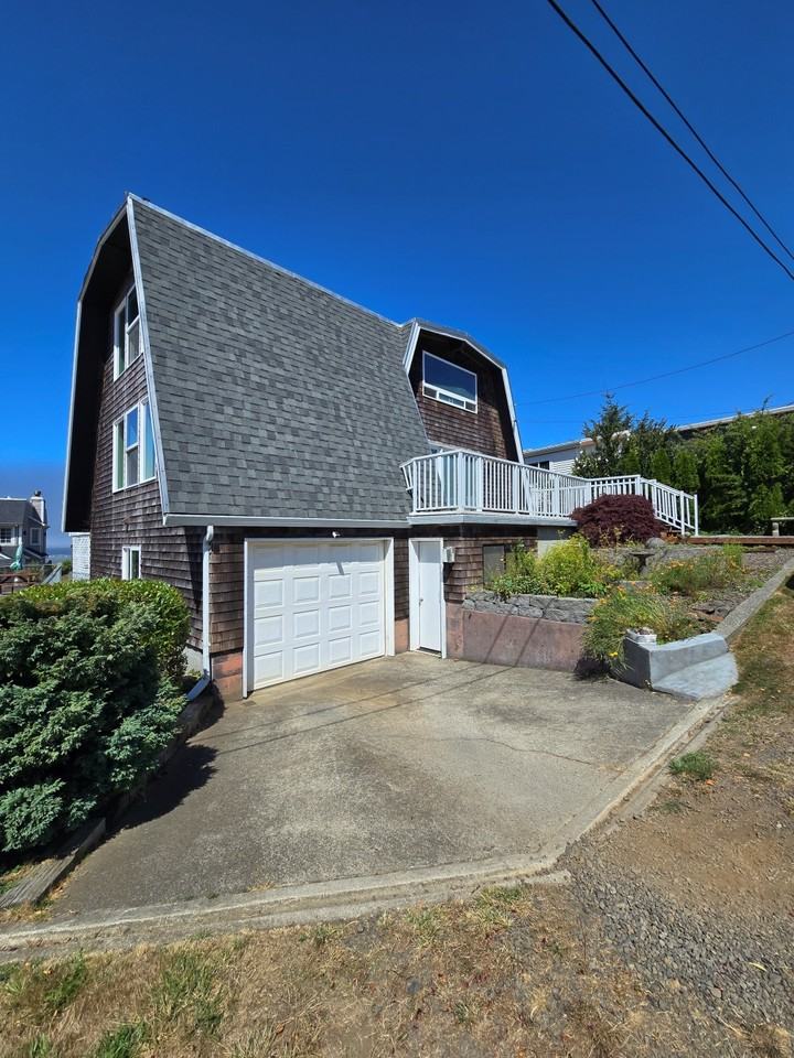 1020 2nd St - Photo 2 of 11