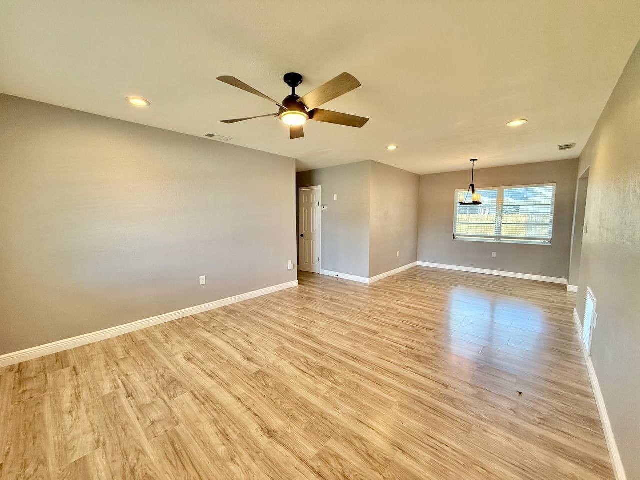 1545 Illinois Rd - Photo 4 of 27