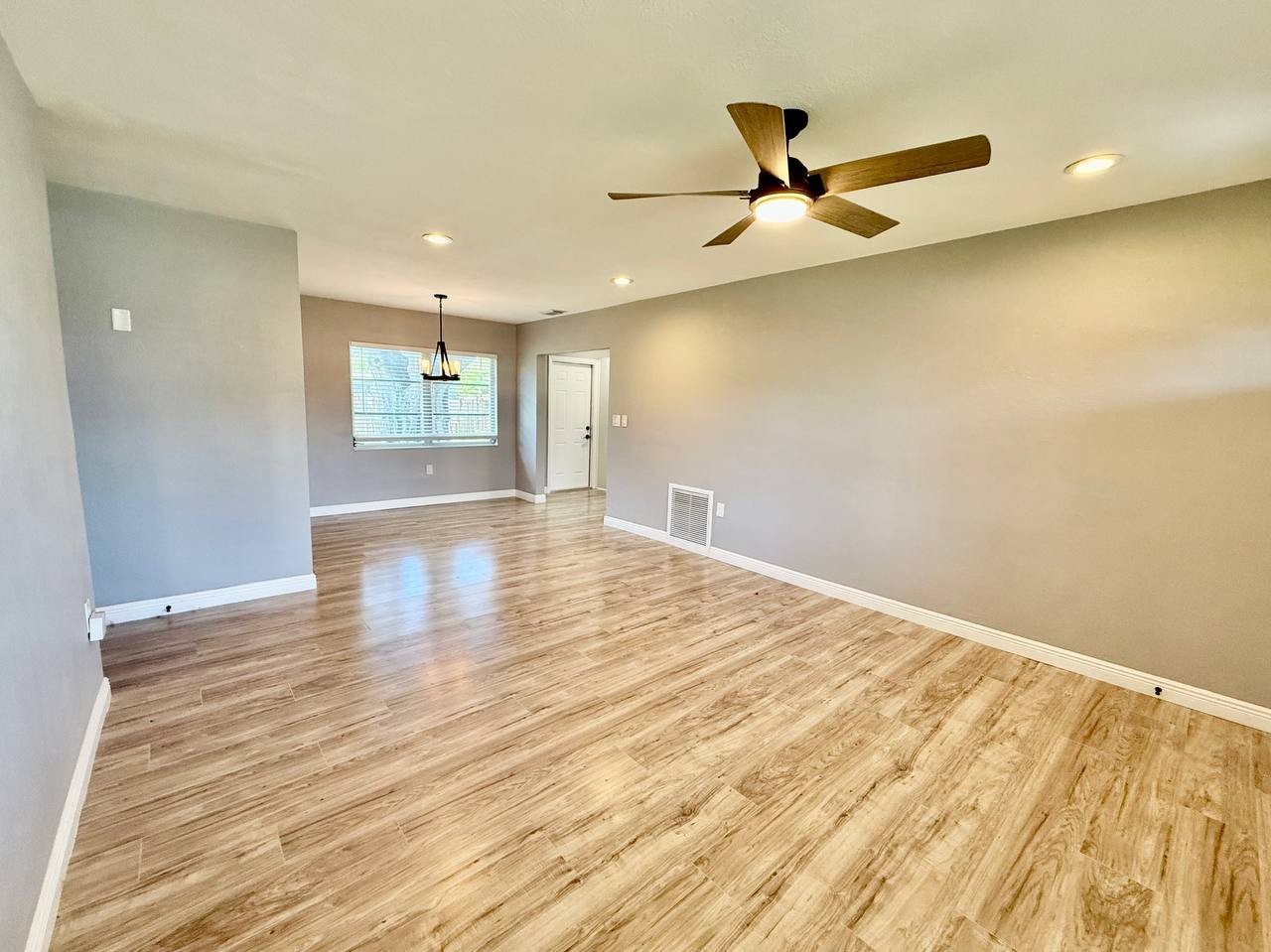 1545 Illinois Rd - Photo 5 of 27