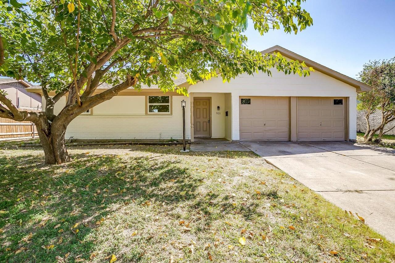 921 Willow Cir S - Photo 2 of 20