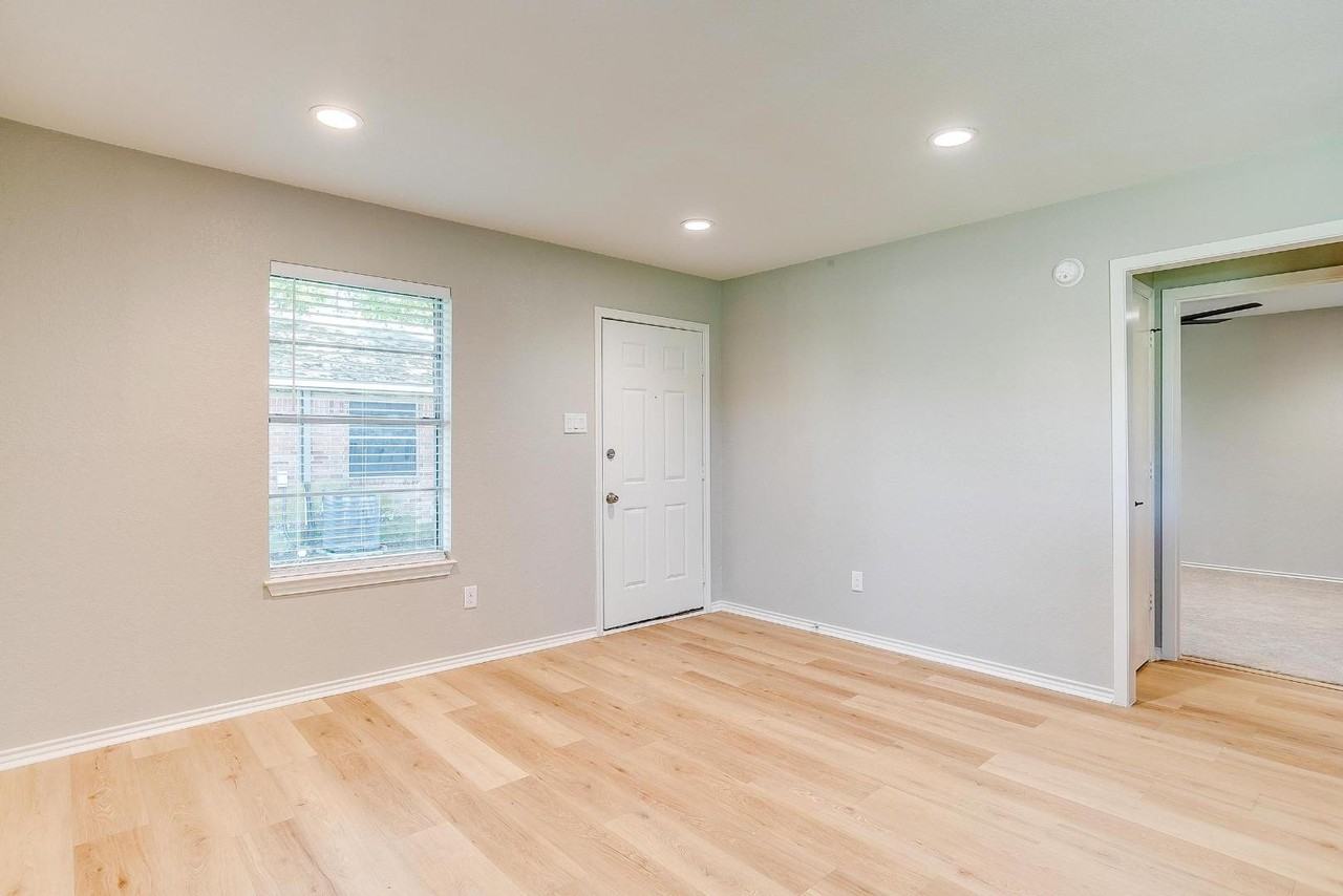 101 W Eldred St - Photo 3 of 6