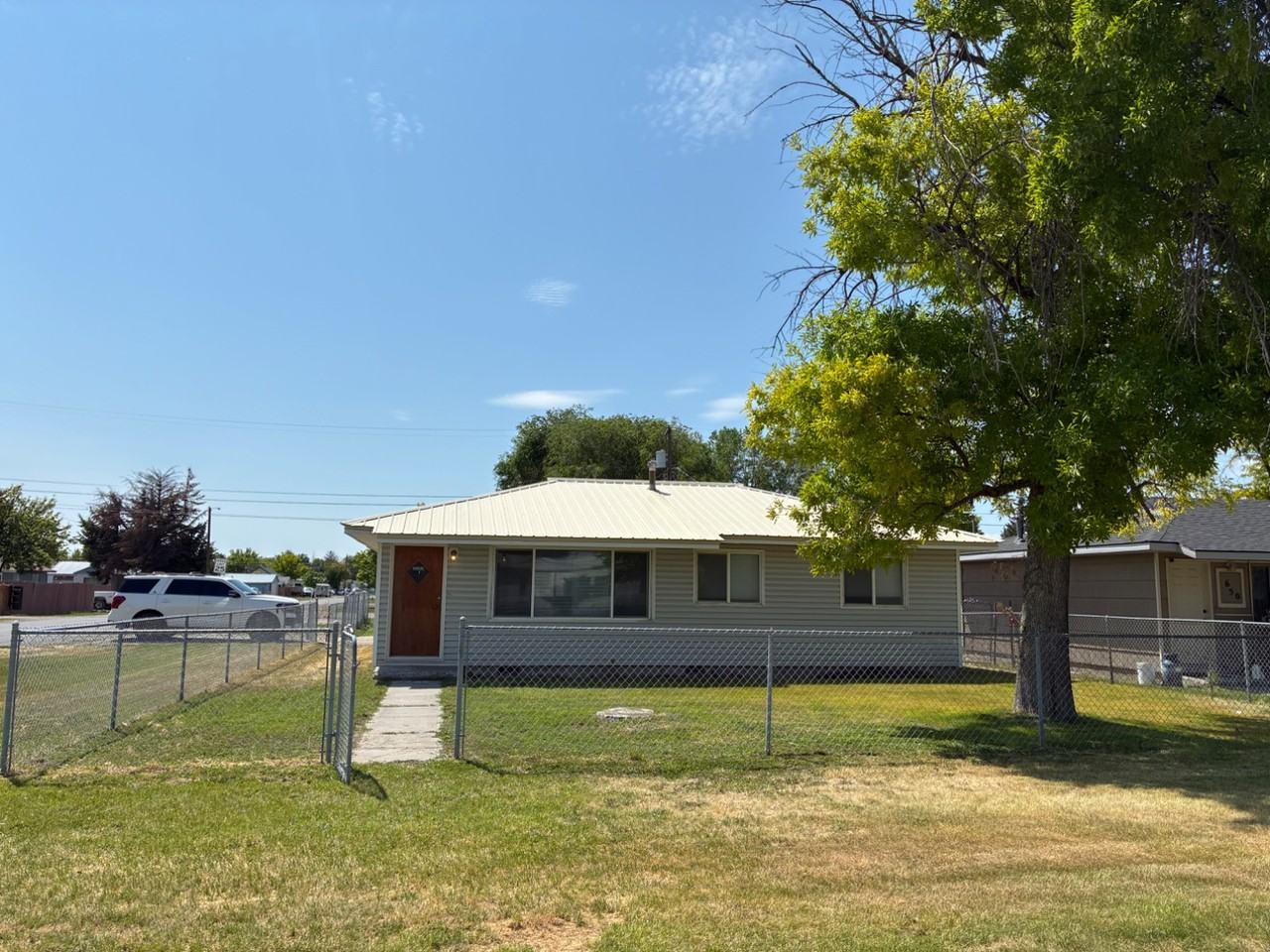 658 Oriental Ave - Photo 3 of 20