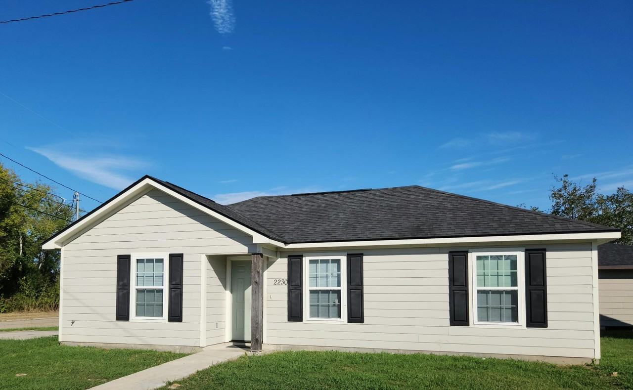 2230 9th St - Photo 3 of 12