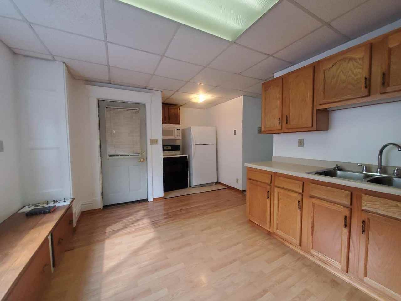 409 E Market St - Photo 3 of 29