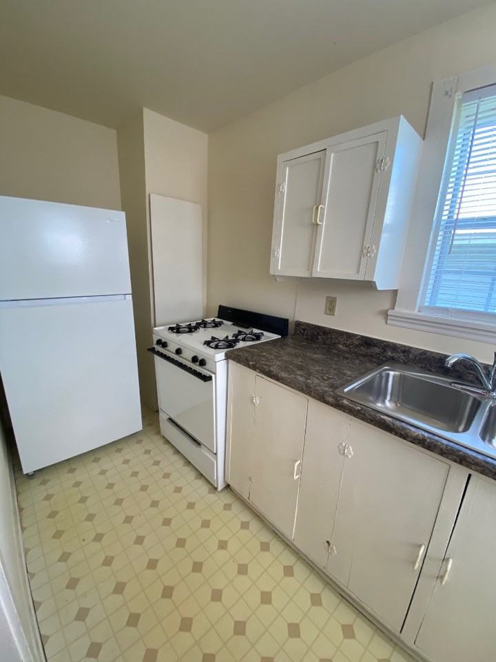 302 North Barker Avenue - Photo 3 of 10