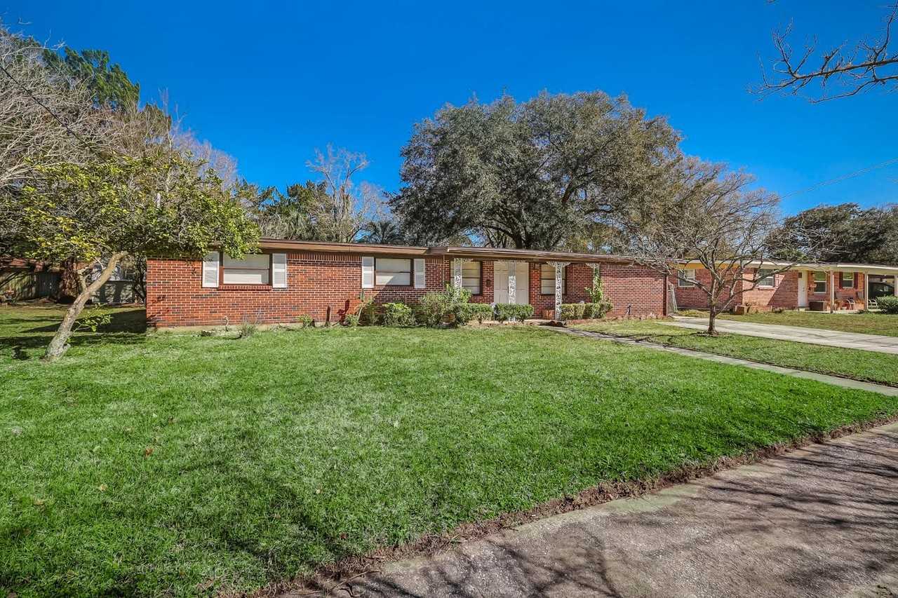 3223 Victoria Park Rd - Photo 2 of 20