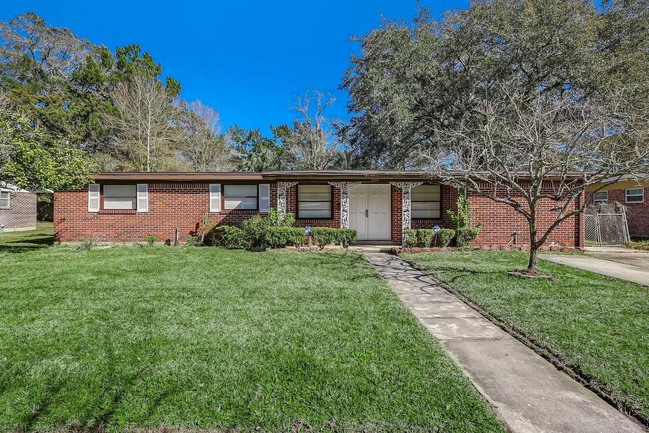 3223 Victoria Park Rd - Photo 3 of 20