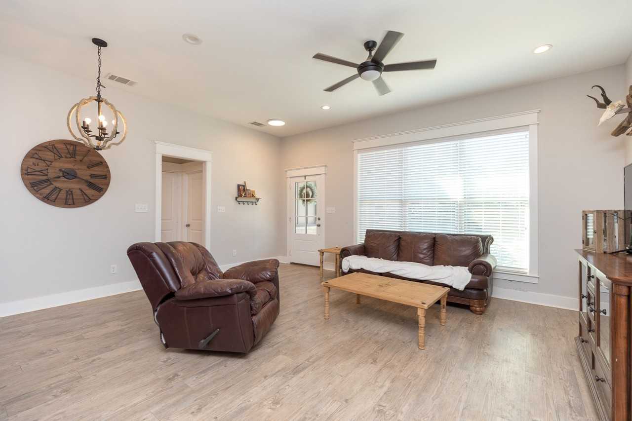 20690 Pleasant Oaks Dr - Photo 3 of 15
