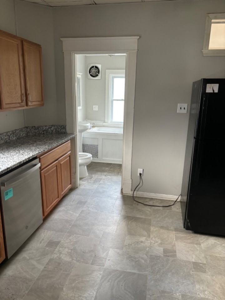 6916 Noble Ave - Photo 7 of 20