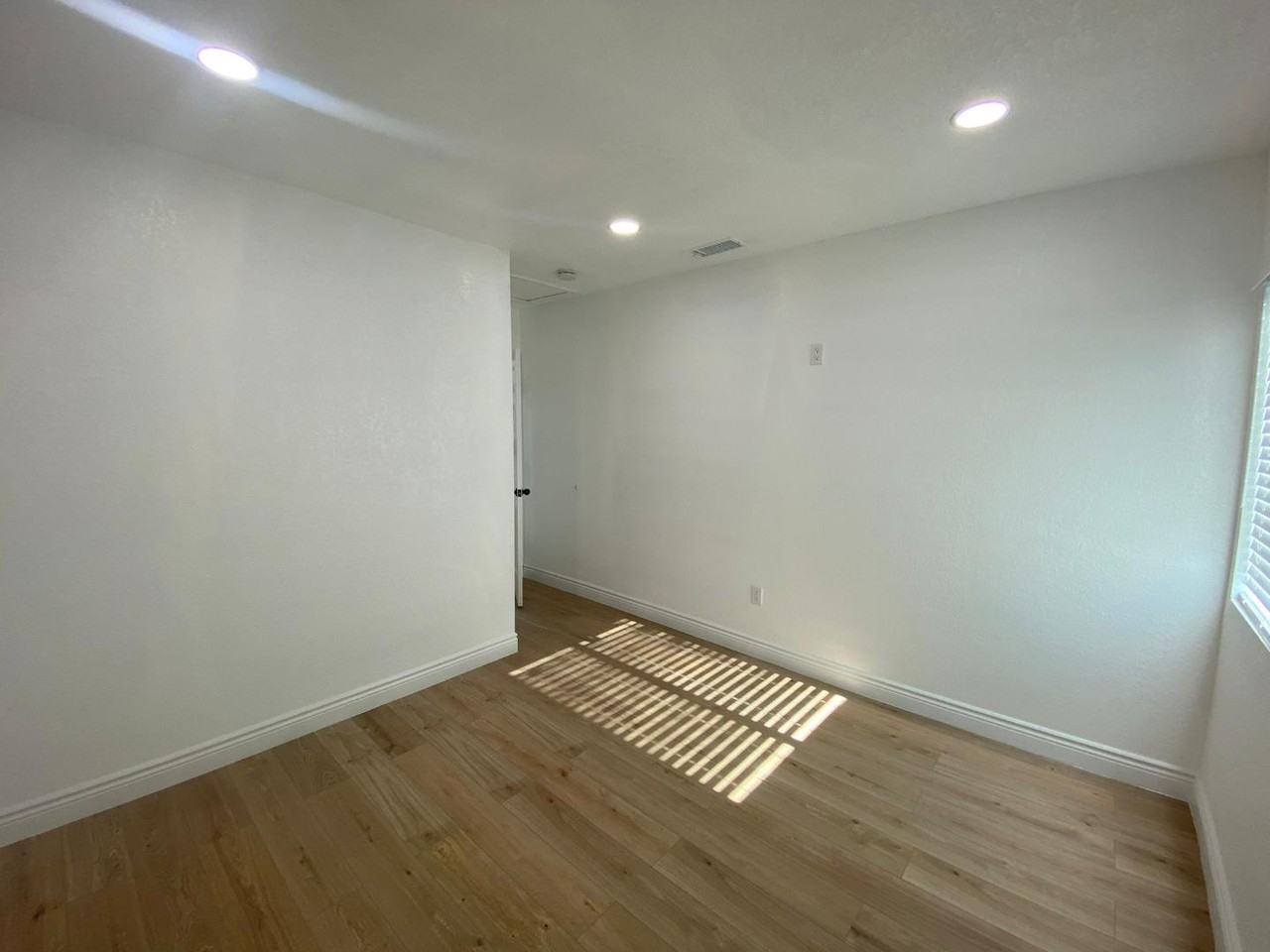 351 W Scott St - Photo 5 of 20