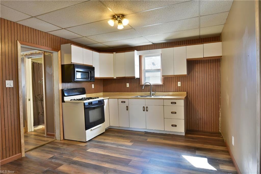 448 6th St - Photo 3 of 10