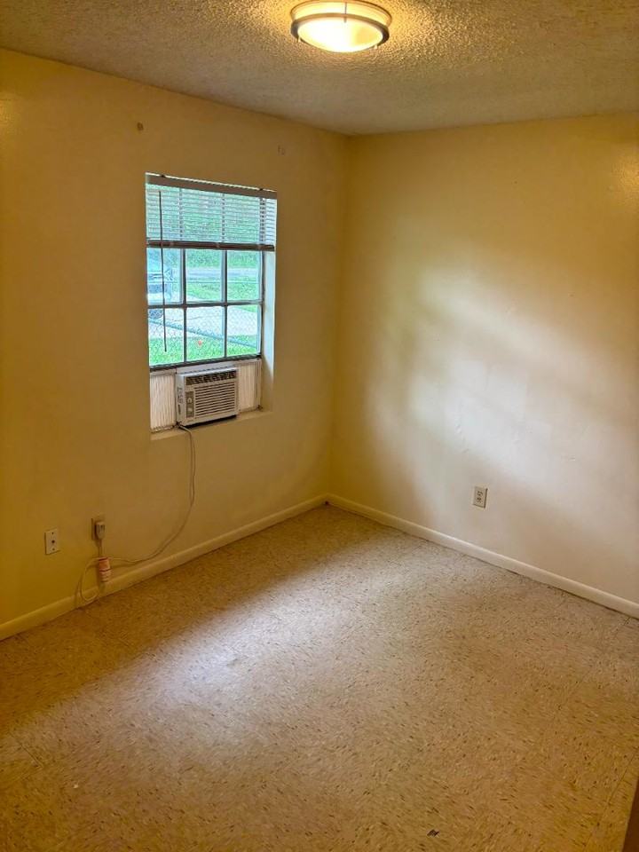 944 Rayburn Dr - Photo 2 of 9