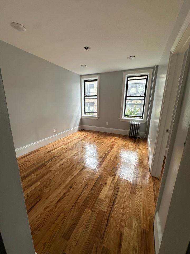 4603 Hudson Ave - Photo 3 of 11