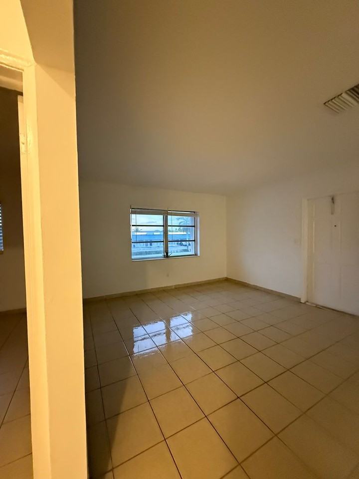 890 NW 39 St - Photo 4 of 9