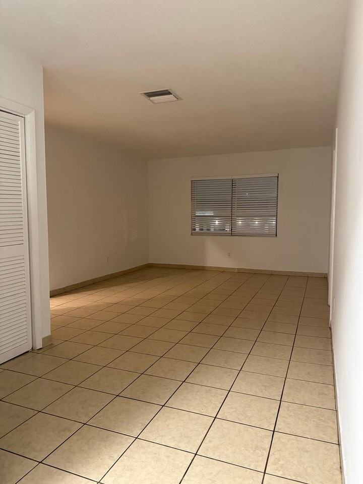 890 NW 39 St - Photo 3 of 9