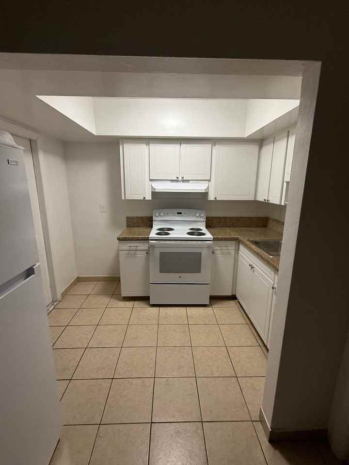 890 NW 39 St - Photo 5 of 9