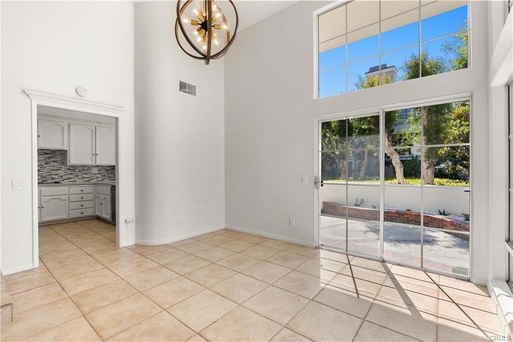 6042 Shadowbrook Cir - Photo 3 of 8