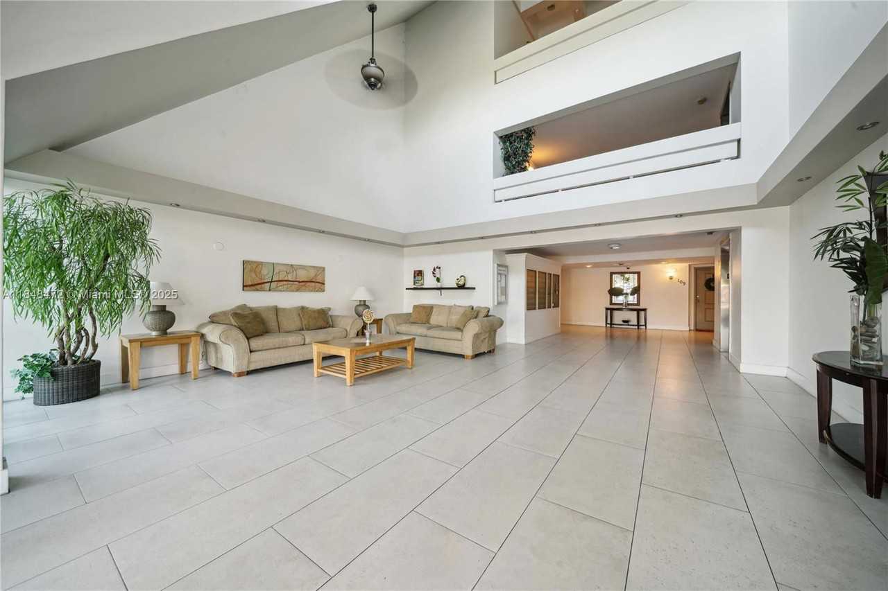 100 Lakeview Dr #202 - Photo 2 of 8