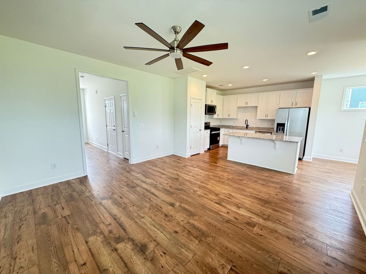 367 Chapman Cir - Photo 3 of 26